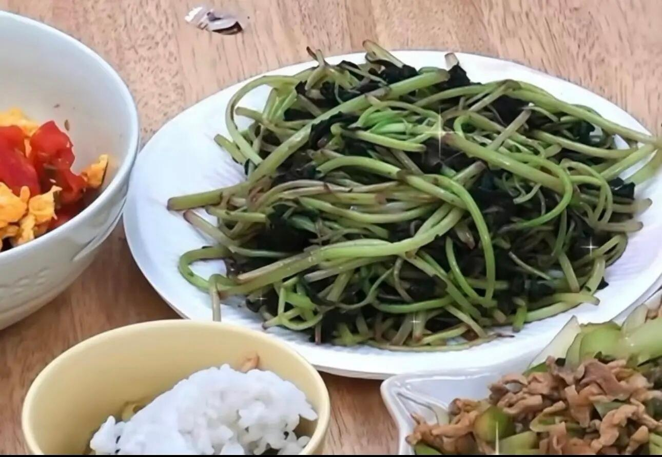 张家齐妈妈给女儿做的菜，看起来一点食欲也没有！  妈妈一直在节目中吐槽...