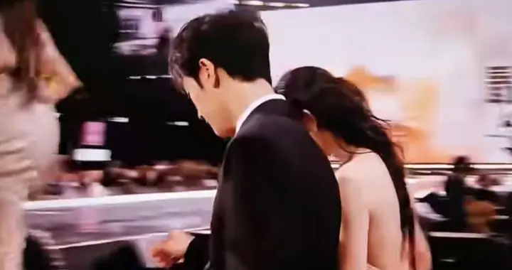 “摔”出热搜！孟子义三连跪，李昀锐慌乱一捞全网嗑疯