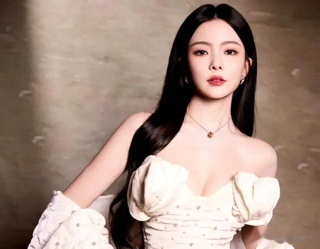 陈卓璇:一袭柔美的白色抹胸裙，似月光倾洒