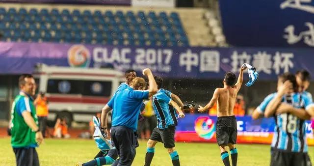 湘超冠军诞生记者忍不住冲进场庆祝