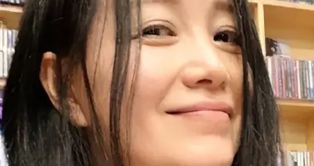 她连续5次上春晚，私下却和恩师同居怀孕被骗流产，现在57岁单身