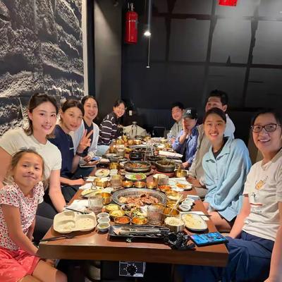 飞跃D：围炉话家常，笑语盈盈间。