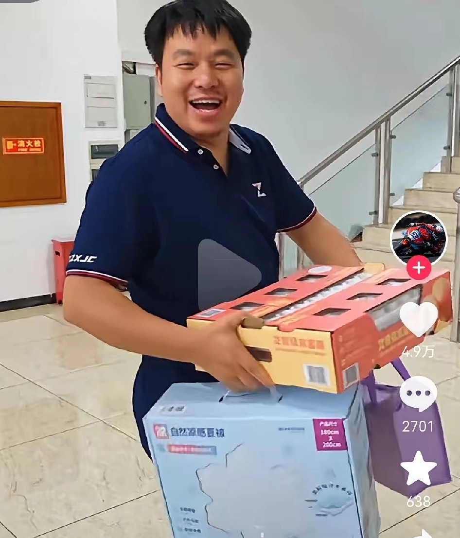 这样发端午节礼品， 张雪你这总在拉仇恨呀？ 端午节，你发粽子就发粽子...