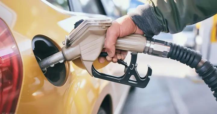 开车去加油一定要当心，不要让加油员这样做，当心会吃哑巴亏！