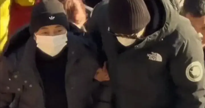 婚变传闻后，罗晋携任素汐与母亲去祈福，放下的心再次悬了起来