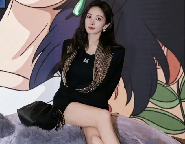 杨幂活动妆造 幂姐身材比例好绝