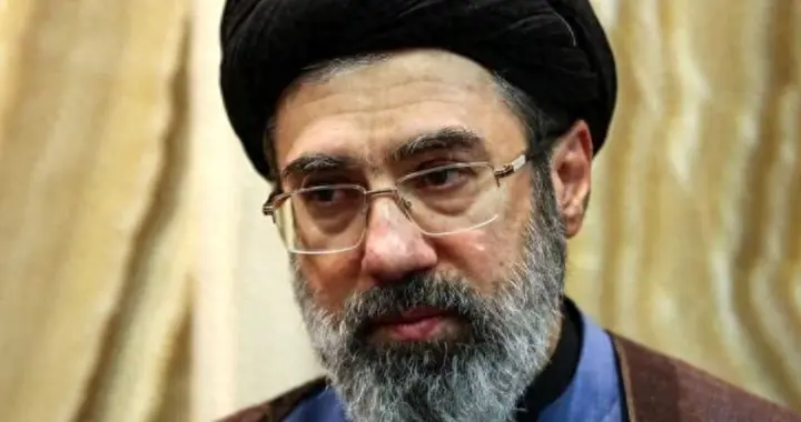 穆杰塔巴近况被曝，好惨！普京或冒险飞去伊朗见他，美国紧盯中国