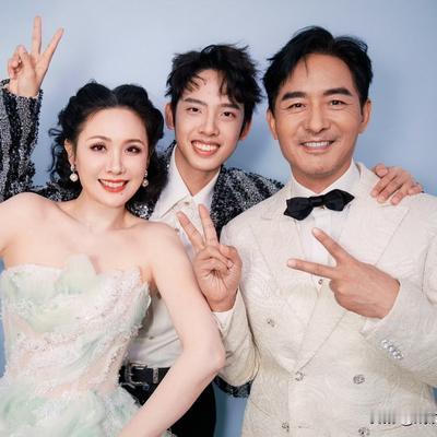 戏说娱情：程莉莎晒照为儿子庆生！ 4月1