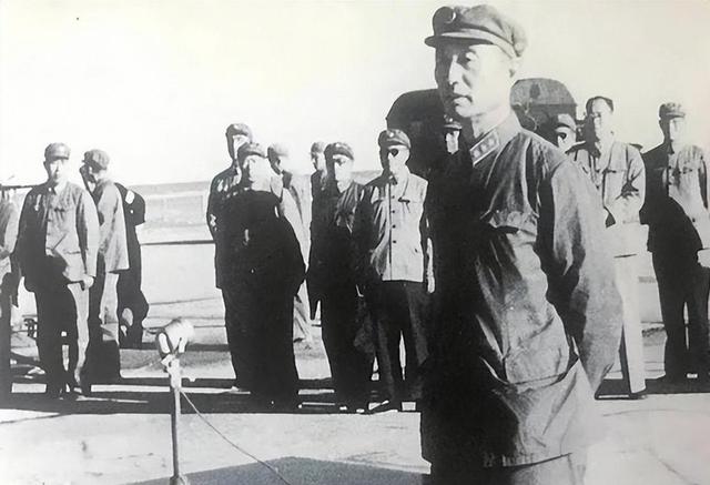 1974年，张爱萍无职无权不想参加国庆招待会，战友劝说：别太自私