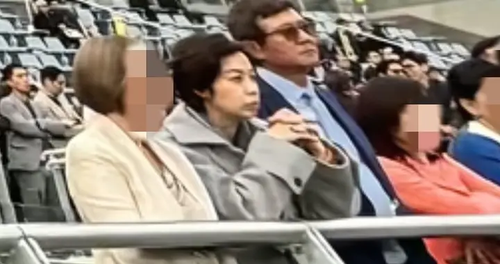 张怡宁现身香港赛马场，64岁徐威出镜依旧帅，夫妇表情严肃气场强