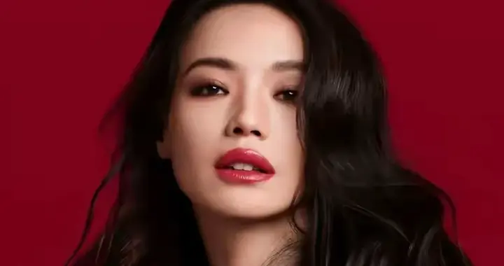 结婚9年全是假象！49岁舒淇彻底撕破伪装，冯德伦6字道尽婚姻隐痛