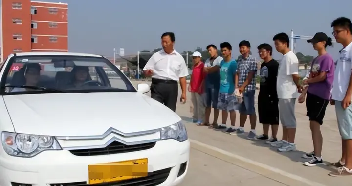 驾校跌落神坛！高考后招生凉了，不是孩子变懒，是00后太过精明