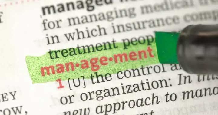 技术强≠管理好：医院中层如何跨越“专家”到“管理者”的鸿沟？