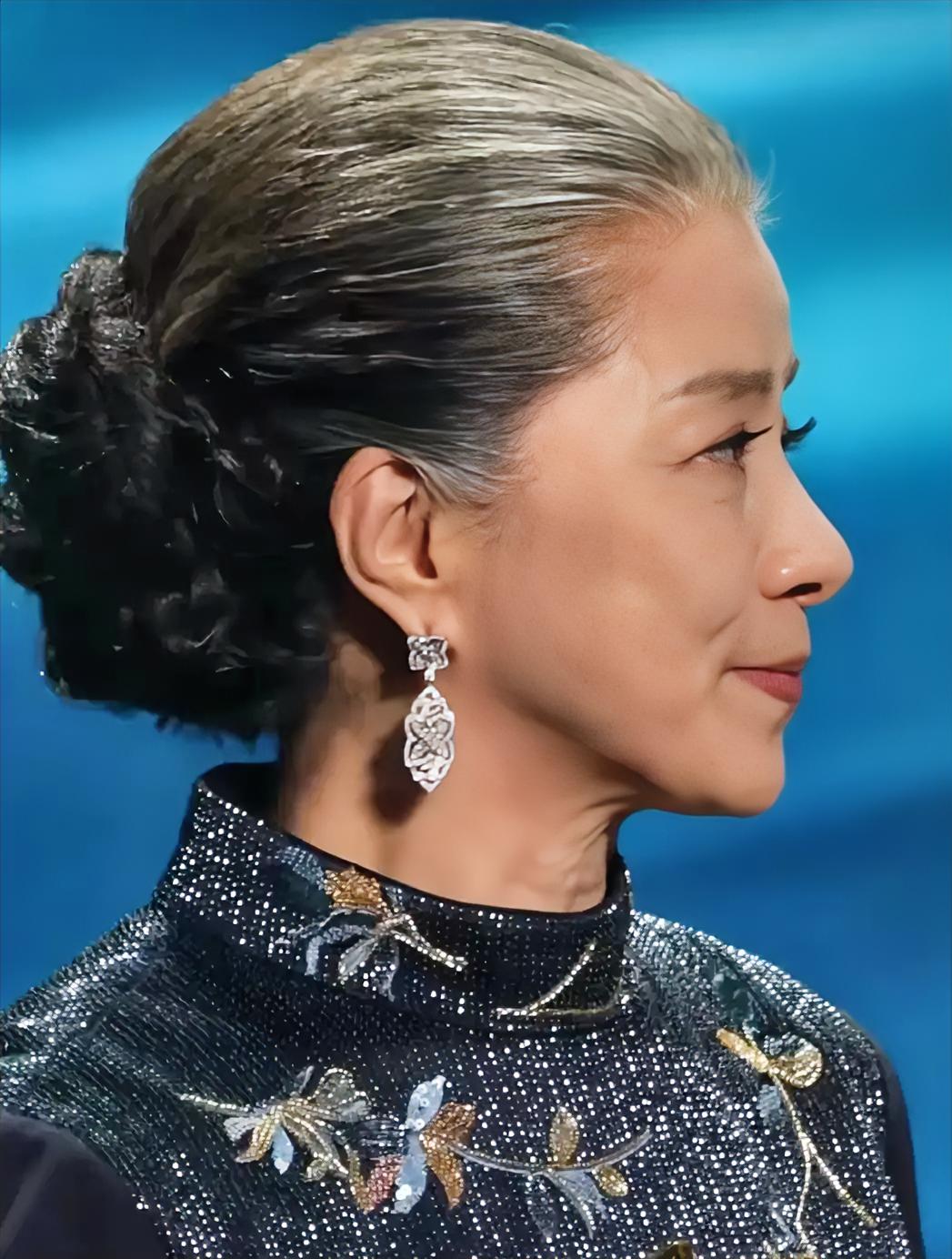 这是一个66岁的侧颜， 银发自然生长， 五官自带静气， 现实中的迟蓬端...