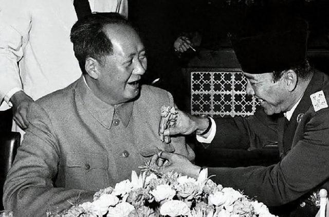 1954年毛泽东设家宴，郑洞国晚到几分钟，主席发问：你今年51岁？