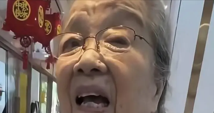 90岁李明启现状：住北京60平老破小，拒绝和儿子同居，生活能自理