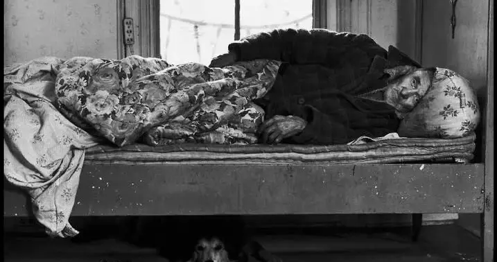 布鲁斯·戴维森把街头苦难拍成诗，也拍成了争议。