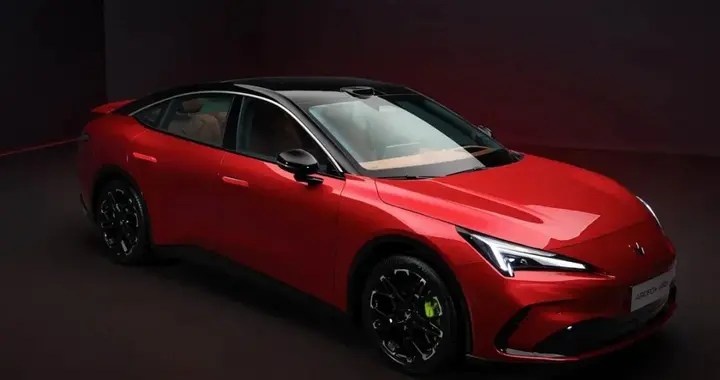 2027款极狐阿尔法S5，电动尾翼+800V