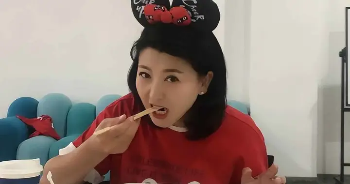 闫学晶直播到晕，不是拼事业，是家里没人能替她扛