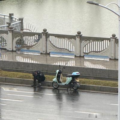 花儿朵朵1992：他就低着头坐在这里淋雨