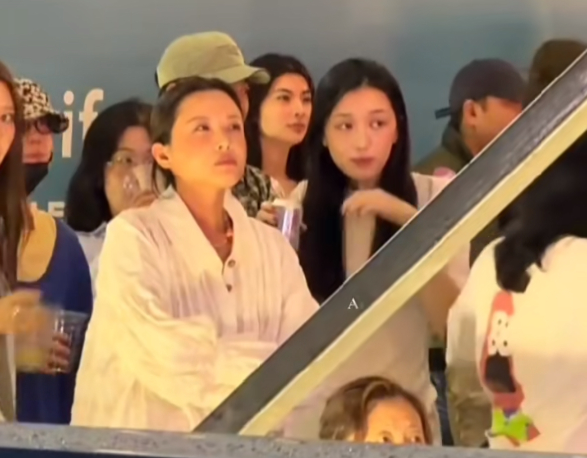 窦靖童李嫣和宋妍霏又同框了！20岁李嫣一头长发，穿着白色T恤，好美啊。...