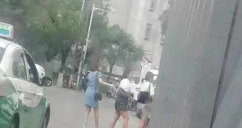 警方回应多人拉女子“浸猪笼”游行