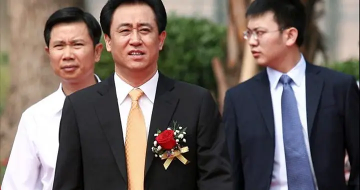 许家印目前家庭情况：老婆长子跑国外，次子落网，女儿完美躲开
