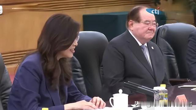 湖畔边静读的读者：10日，郑丽文在人民大