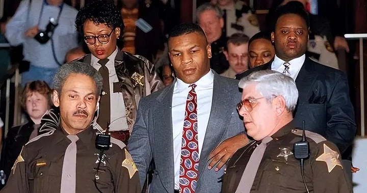 1992年泰森入狱，为减刑勾搭中年女狱警，趁天黑约会肆无忌惮