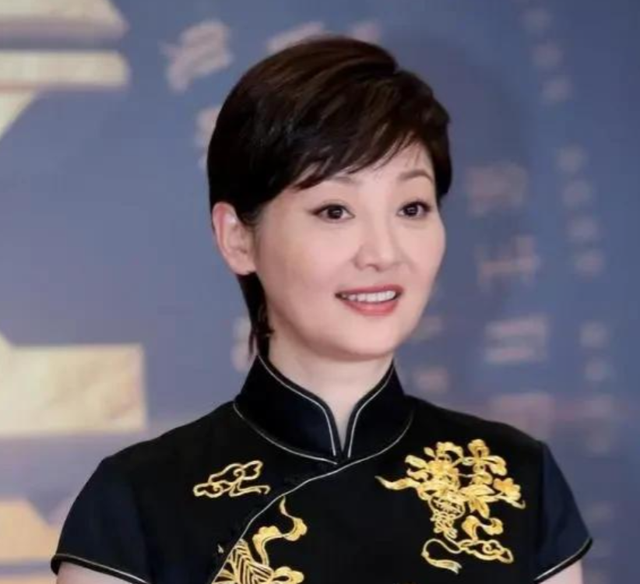 与冯小刚相伴26年，屡遭背叛不离不弃，无子女的徐帆才是大智慧！