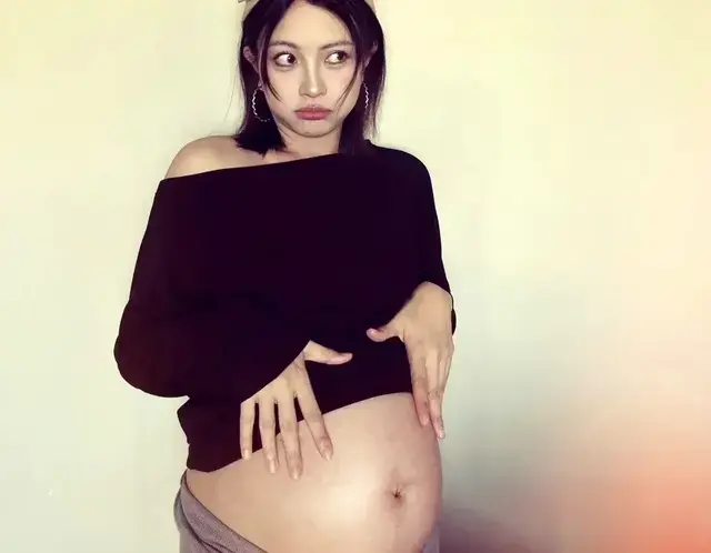 包文婧晒二胎孕妇照，看肚脐眼上下线很直，应该是儿子。