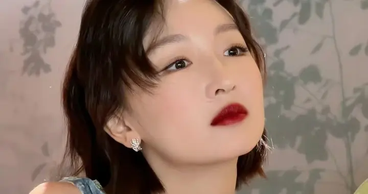 “三金影后”周冬雨不穿高定反被夸，蓝色丝绒长裙自花几百淘来的