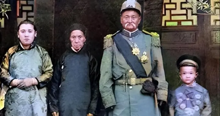 1920年，新疆提督马福兴的全家福，不修边幅毫无威严，4年后被杀