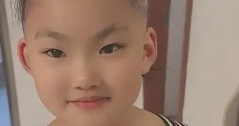 “仇人都干不出这种事”，宝妈晒小学女儿新发型，满满的恶意传来
