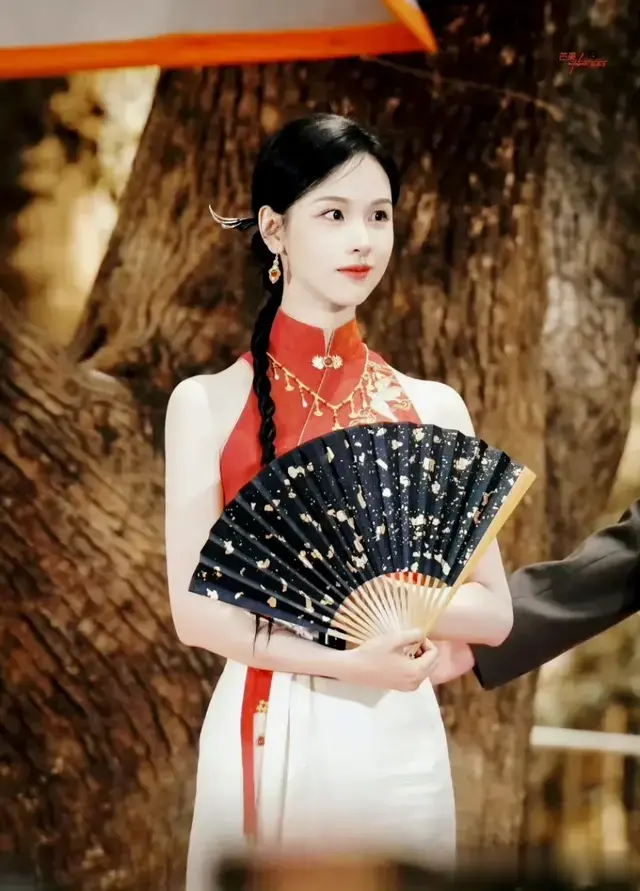 陈都灵“红白新中式look”惊艳亮相，东方美学传统与现代完美融合