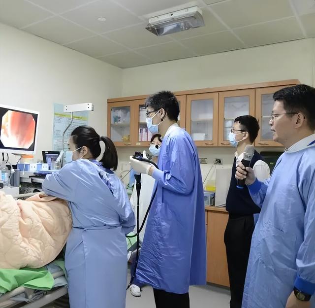 男医生给女性做“肠镜”检查，会觉得难为情吗？32岁医生说出经历