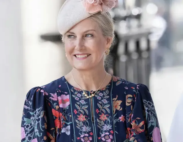 英女王小儿媳索菲王妃“金发”变“白发”，但面相依然很“鲜嫩”