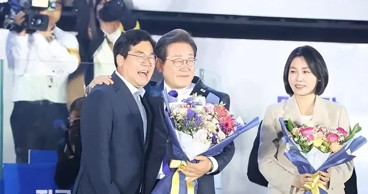 李在明家庭情况：父亲是赌鬼妈妈是保洁，妻子曾是老师儿子没工作