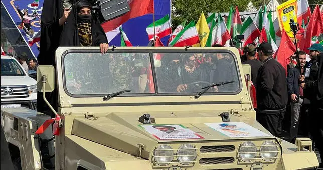 伊朗女性参加阅兵，开军车、持步枪、扛火箭筒