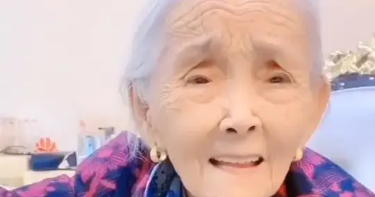 102岁阿婆每天睡15小时、顿啃猪蹄还喝酒，50年不进医院！