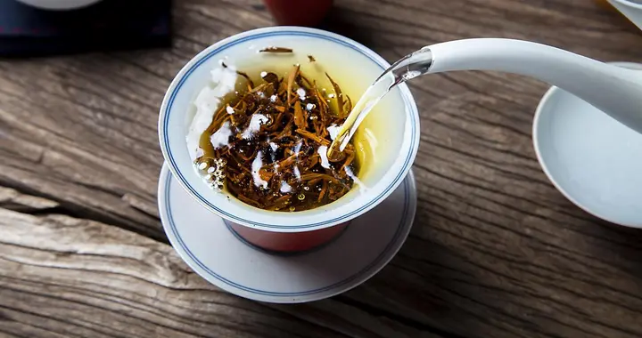 泡红茶千万别用100°C！记住这4个“死亡水温”陷阱！