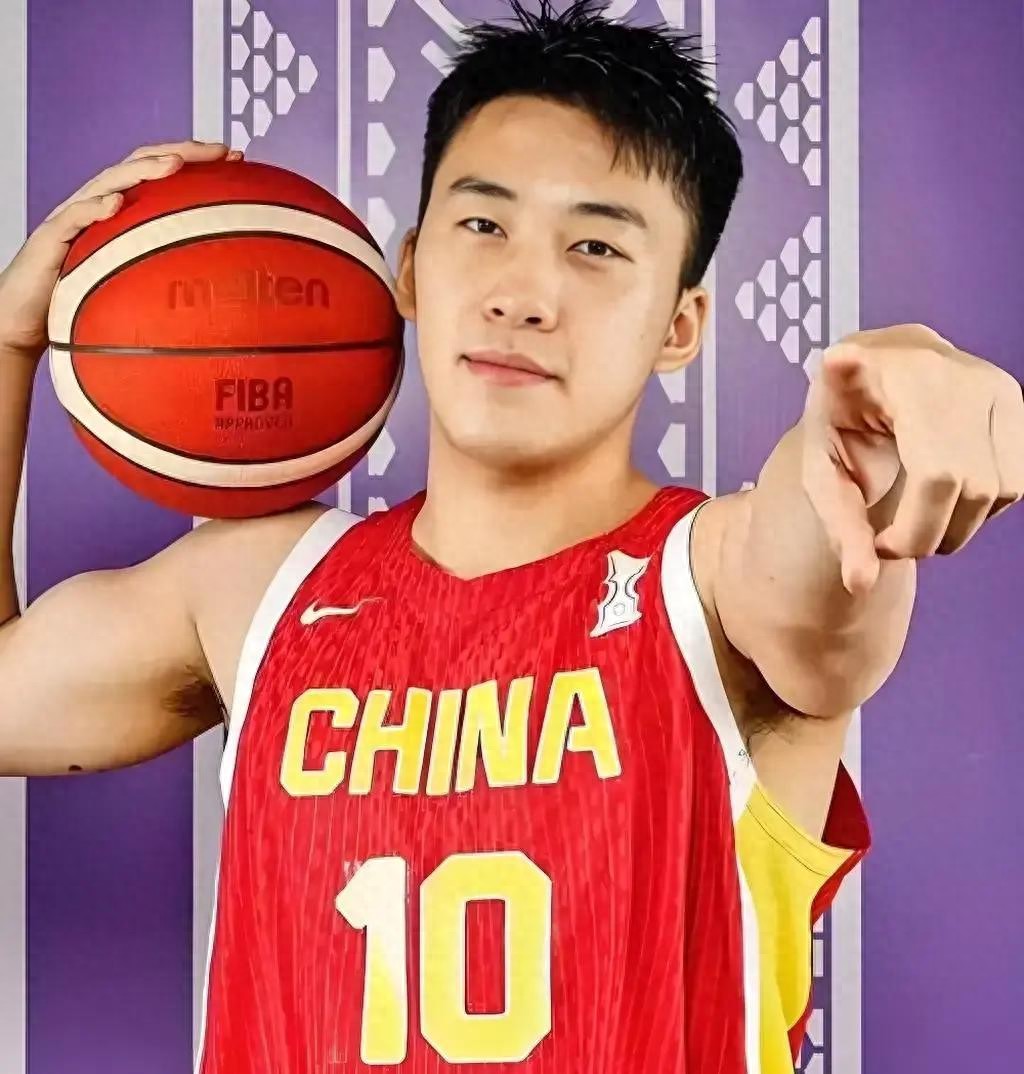 王俊杰从亚洲最佳到全场隐身，中国男篮“最强暑假工”到底怎么了
