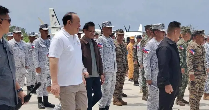 美军已插手，菲防长登中国岛礁，国防部收到消息，解放军双语问责