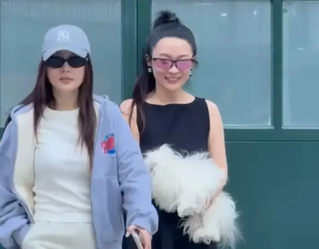 李小璐和霍思燕两家同游，贾乃亮也在一路，看李小璐的眼神很专注