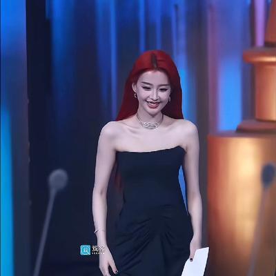 于是欣妍：孙怡红毯杀疯！红发黑裙封神，浪