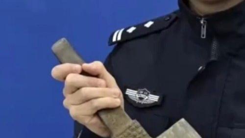 吃瓜小娱记：在湖州吴兴的一条河道边，一对