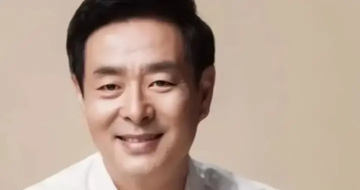 感人全网！72岁濮存昕放下所有光环，布条绑身陪伴痴呆老母