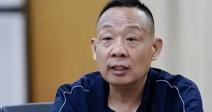 于东来被国家高调点名，三大信号砸向商界，刘强东们集体噤声了