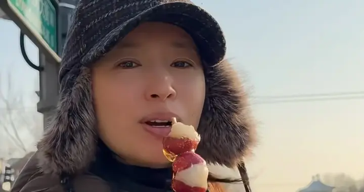 董洁骑行游北京，吃白膜糖葫芦羊肉串光吃不胖，45岁穿得像老太太