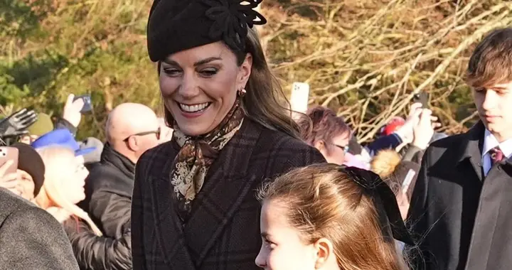 刚刚！威尔士一家亮相圣诞步行活动，夏洛特穿新衣，凯特优雅依旧